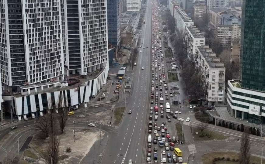 Glavnim gradom Ukrajine odjekuju sirene, napadi širom zemlje... Pogledajte snimke