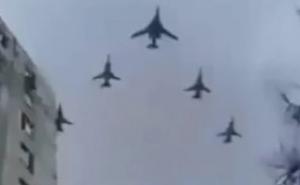 Zastrašujući snimci: Ruski bombarderi nad Ukrajinom, odzvanjaju sirene za uzbunu