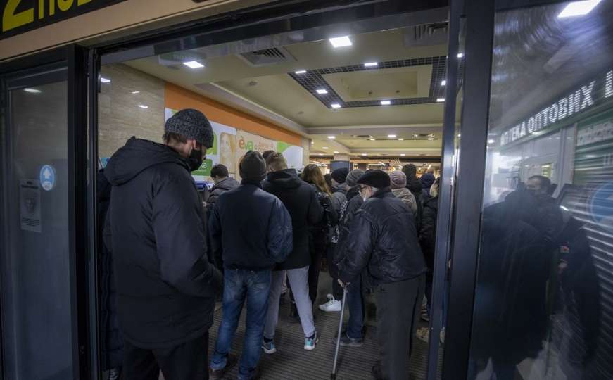 U Ukrajini vlada haos i panika: Ogromne gužve ispred bankomata