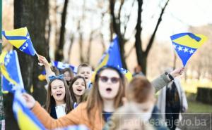 Mališani ponijeli zastave u čast Dana nezavisnosti BiH