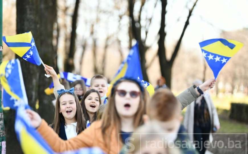 Mališani ponijeli zastave u čast Dana nezavisnosti BiH