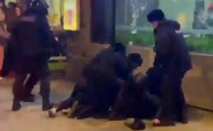 Užasni snimci iz Rusije: Policija nasred grada nemilosrdno tuče demonstrante