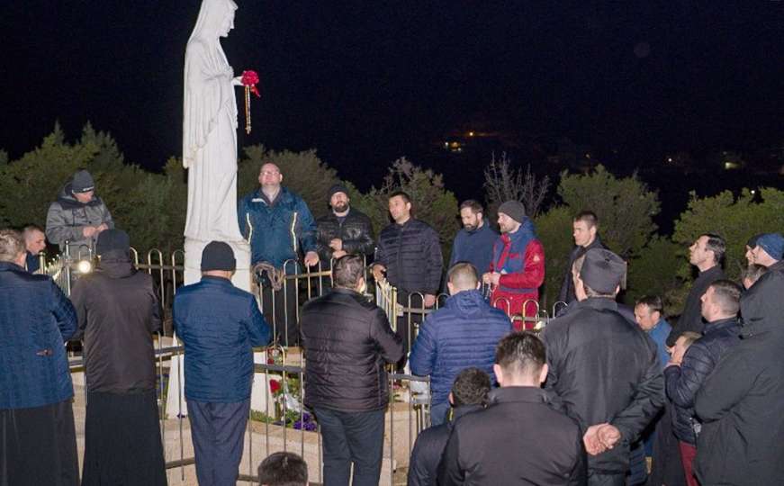Ukrajinski vjernici se na Brdu Ukazanja u Međugorju mole za mir