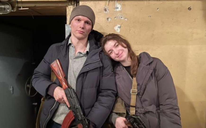 Slika dana iz Ukrajine: Vjenčali se pa uzeli puške u ruke