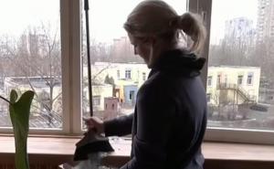 Prkosna Ukrajinka zapjevala himnu dok je čistila bombardovani stan