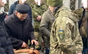 Emotivni prizori: Djed (80) s malim koferom došao da se prijavi u vojsku Ukrajine