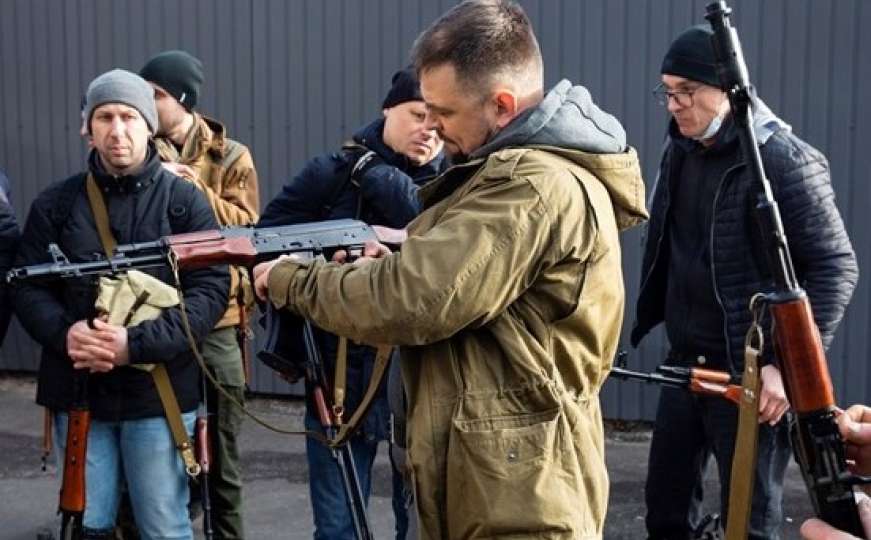 Ljudi koji nikad nisu držali pušku, sad brane Kijev: "Dali su mi kalašnjikov, evo me"