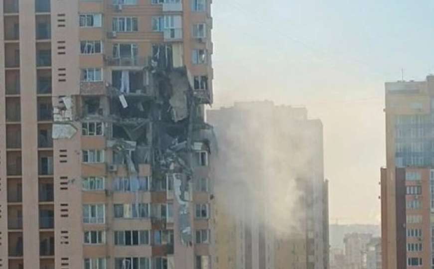 Jezive scene iz Ukrajine: Projektil pogodio i uništio zgradu 