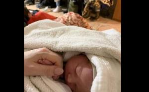 Dok traju zračni napadi, u metrou u Kijevu rodila se beba