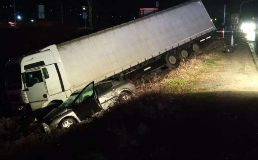 Nova stravična nesreća u BiH: Peugeot udario u kamion, vatrogasci sjekli automobil