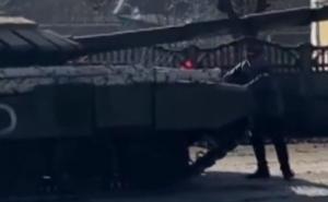 Pogledajte kako Ukrajinac golim rukama pokušava da zaustavi ruski tenk