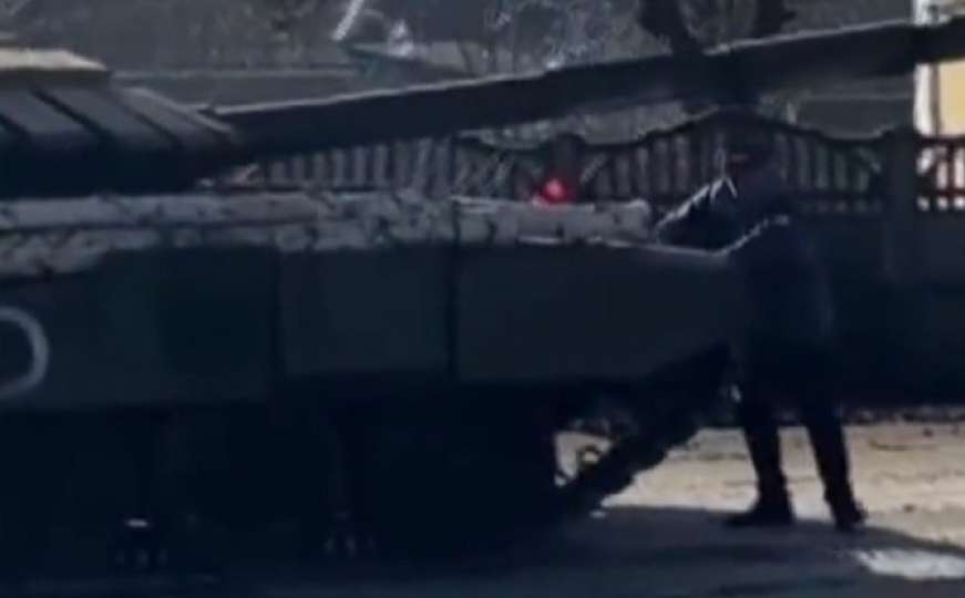 Pogledajte kako Ukrajinac golim rukama pokušava da zaustavi ruski tenk