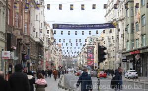Ferhadija preplavljena zastavama BiH uoči sutrašnjeg Dana nezavisnosti