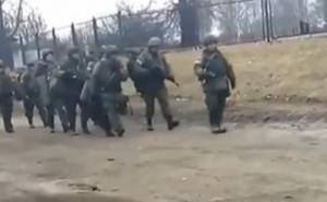Još jedan viralan snimak koji prikazuje stanje u Ukrajini: Ruski vojnici odlaze