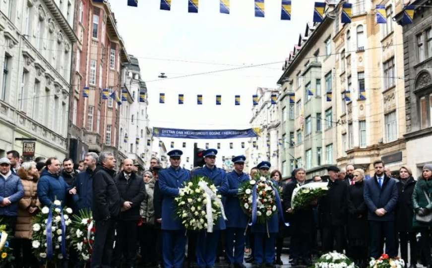 Položeno cvijeće na Spomen obilježje ubijenoj djeci opkoljenog Sarajeva