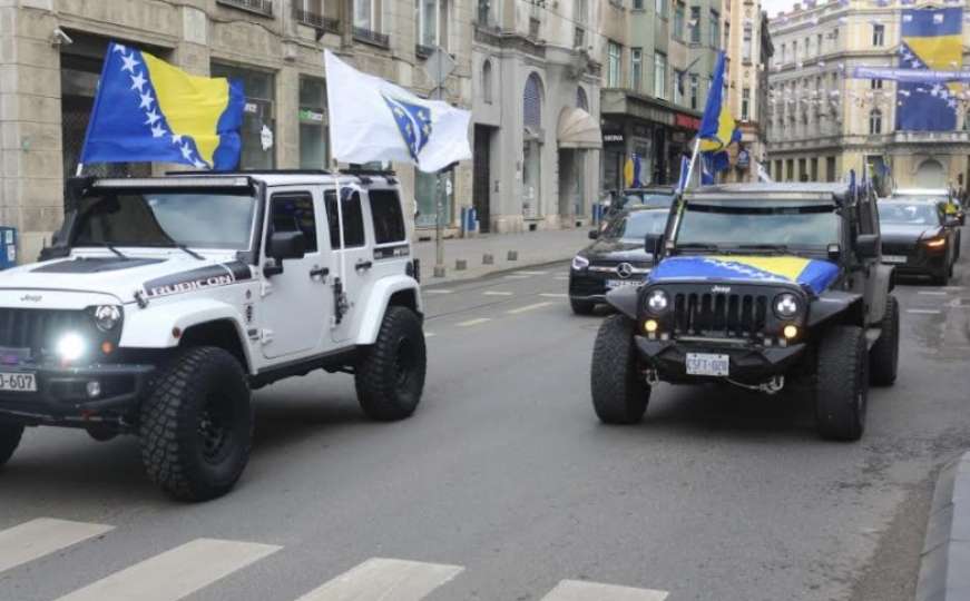 Pogledajte defile vozila u Sarajevu povodom Dana nezavisnosti BiH 