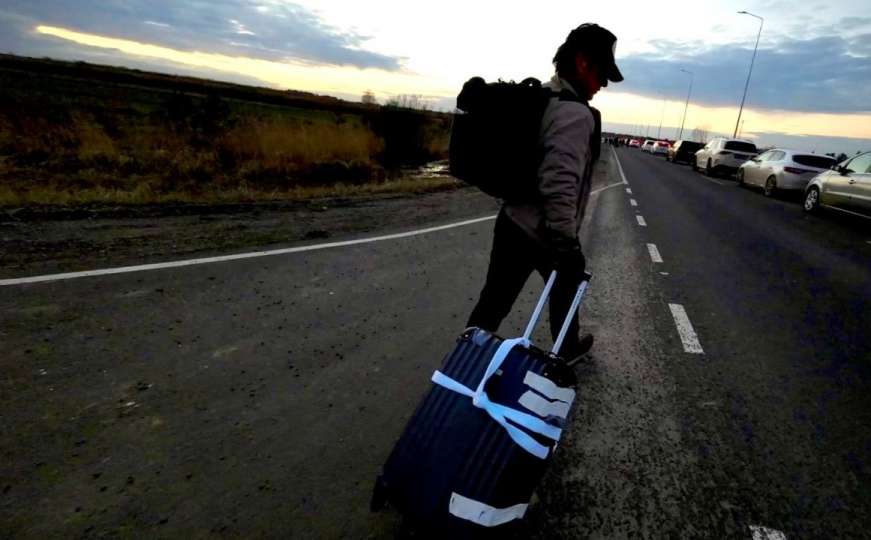 Sean Penn s izbjeglicama pješke napustio Ukrajinu