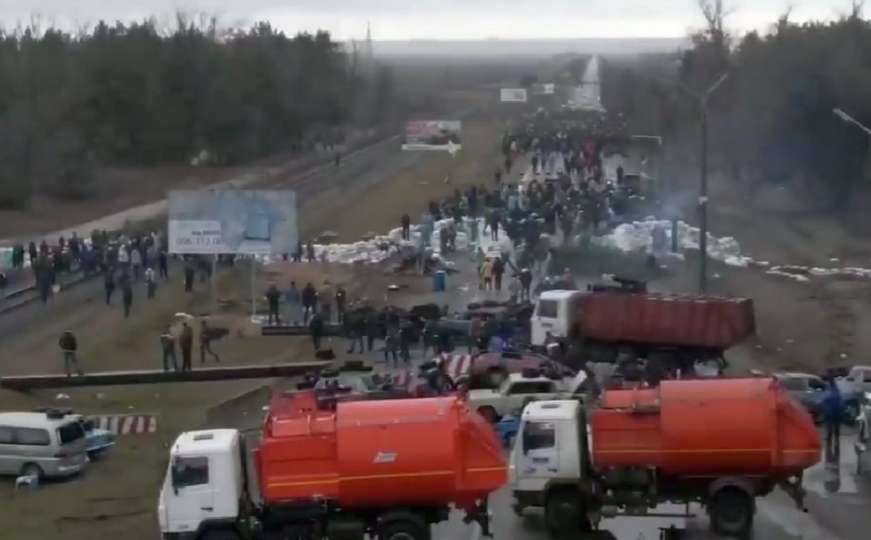 Pogledajte video: Ukrajinski narod ne dozvoljava Rusima prolazak prema Zaporožju