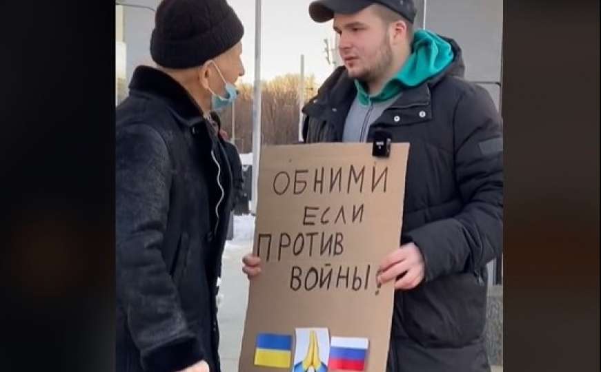Ruski TikToker zagrljajima nagovara sunarodnjake protiv rata