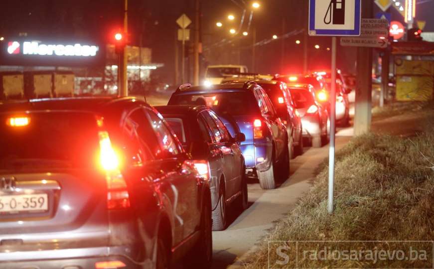 Kolone ispred benzinske pumpe u Sarajevu: "Gorivo sutra ide preko 3 KM?"