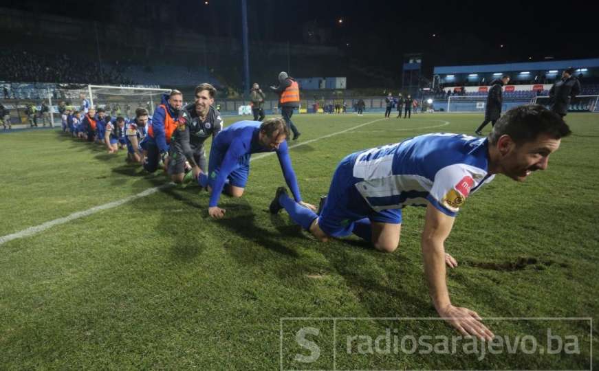 Veliko slavlje fudbalera i navijača Željezničara nakon pobjede 