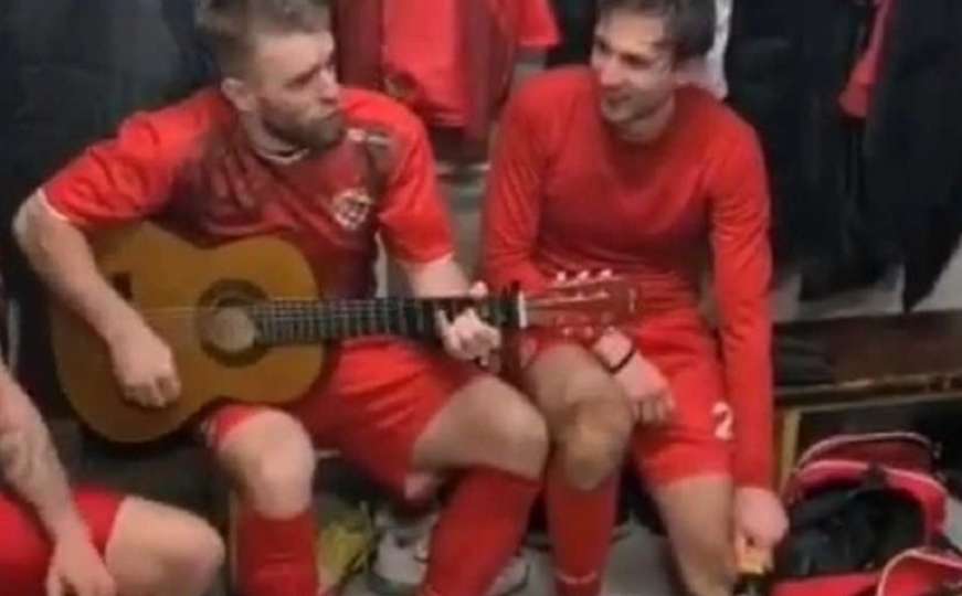 Sve čari balkanskog nogometa: Igrač sa bocom piva i gitarom liječio ranu