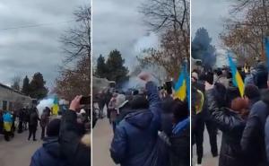 Novi uznemirujući snimak iz Ukrajine: Ruska vojska ponovo puca na civile