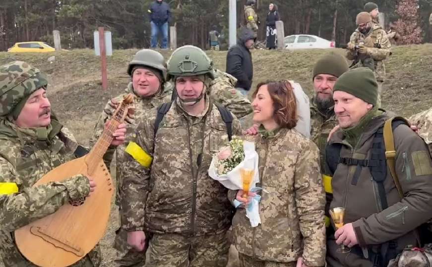 "Svjetlo je jače od mraka": Članovi ukrajinske TO vjenčali se na prvoj liniji