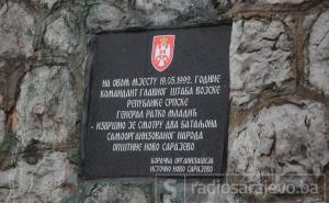 Obnovljena sramotna spomen-ploča presuđenom zločincu Ratku Mladiću na Vracama 