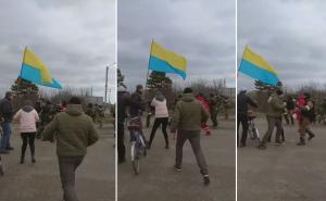 "Idite kući, ovo je Ukrajina": Narod sa zastavama protiv naoružanih Rusa