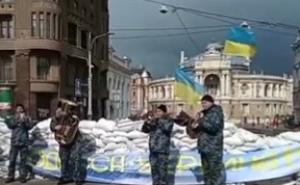 Ukrajinci se ne predaju: Postavili barikade, ali i vojni orkestar