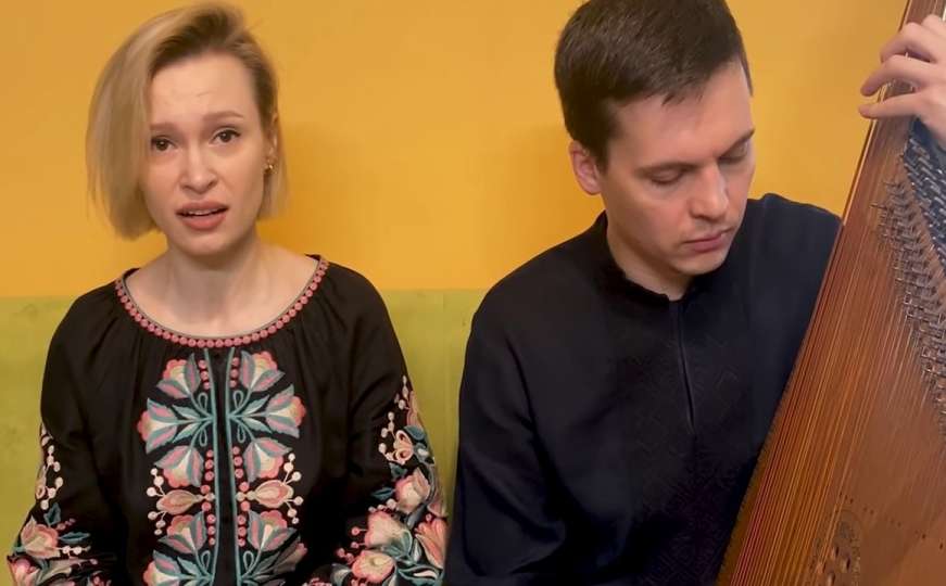 Poslušajte kako Ukrajinka pjeva partizansku pjesmu prije odlaska u sklonište