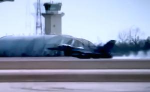 Pogledajte kako američki F-16 bez točkova slijeće na trup na aerodrom u Aviano