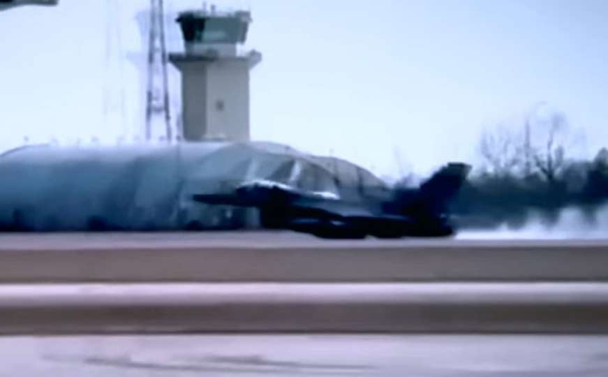 Pogledajte kako američki F-16 bez točkova slijeće na trup na aerodrom u Aviano