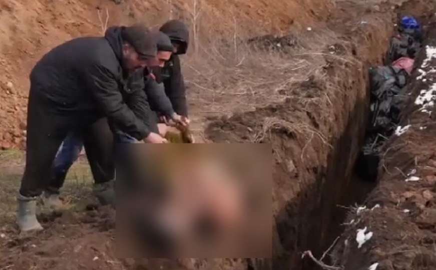 Mrtvi se kopaju u masovnoj grobnici: Uznemirujući snimak iz Mariupolja