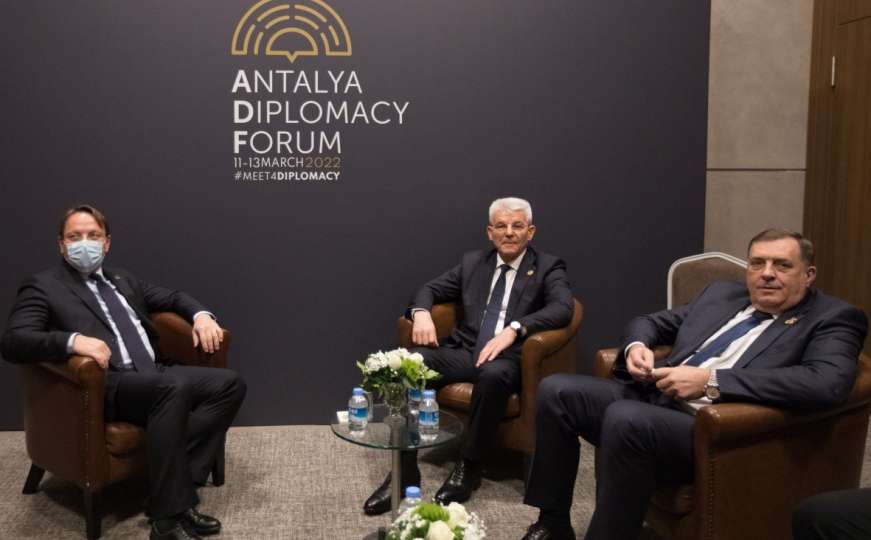 Dodik i Džaferović se u Turskoj sastali sa Varhelyem i Pahorom