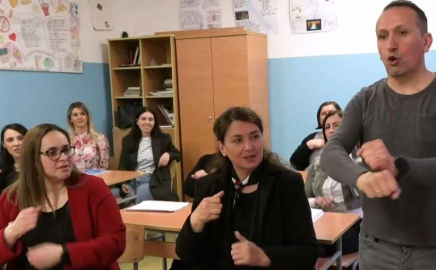 U Kupresu, zbog prijatelja iz klupe i svog učenika, u školi uče znakovni jezik