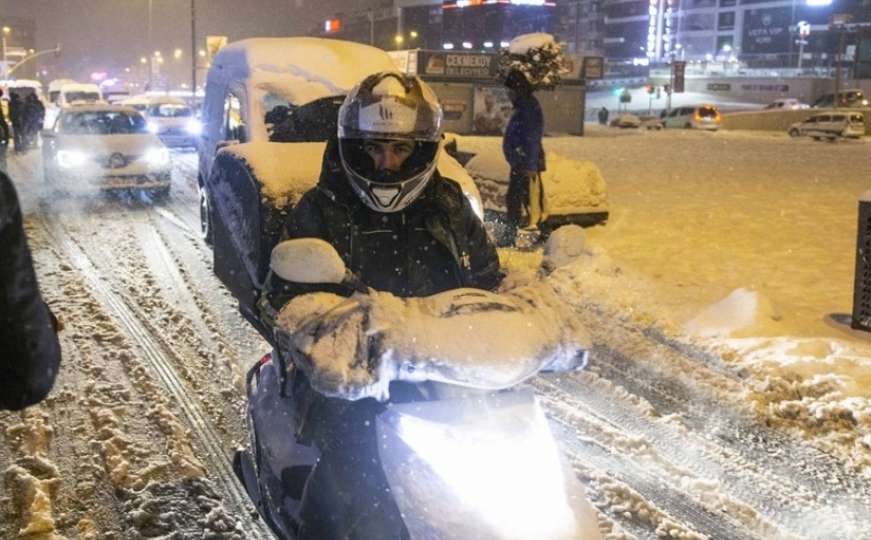 Obilne snježne padavine zahvatile Istanbul 