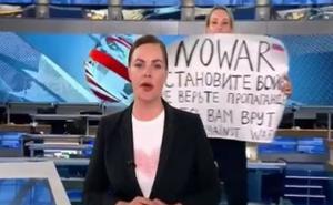Hrabar potez urednice ruske TV: S ovim transparentom se pojavila u progamu uživo