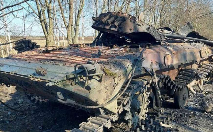 Ukrajinske snage objavile slike uništenog ruskog tenka iz Kijevske regije
