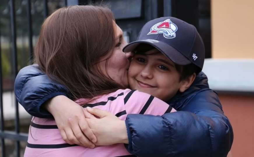 Dječak iz Ukrajine koji je sam došao u Slovačku, dočekao je ponovo zagrljaj majke