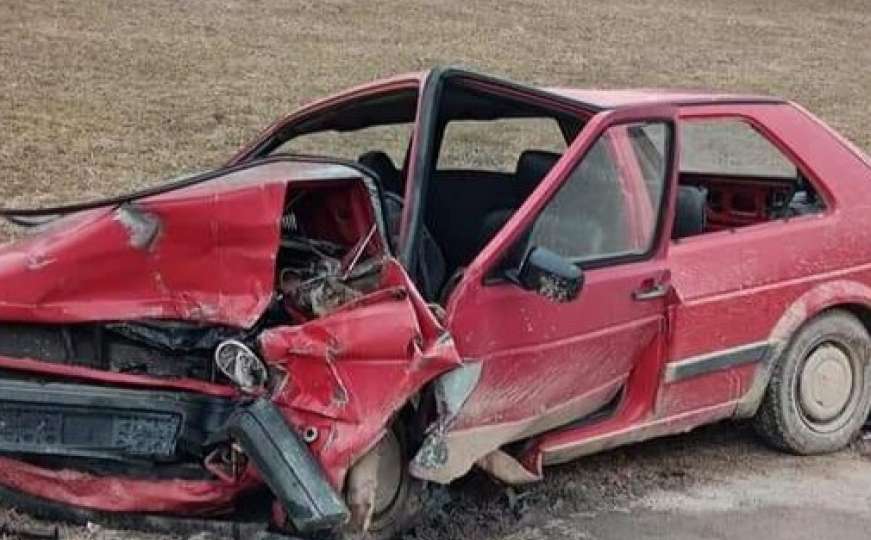 Teška nesreća u BiH: U smrskanom Golfu poginuo vozač, povrijeđene tri osobe