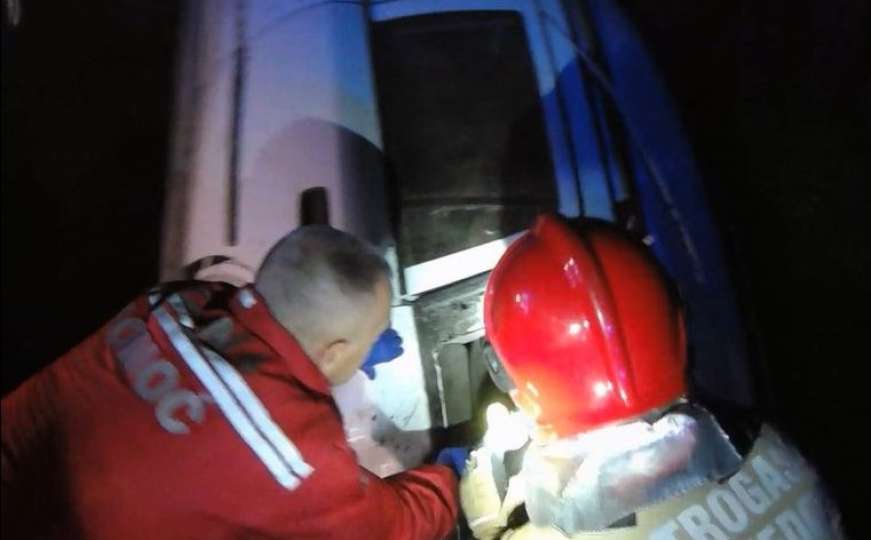 Detalji nesreće iz BiH: Vatrogasci sjekli vozilo da izvuku poginulog vozača
