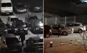 Snimak iz Sarajeva: Muškarac tokom noći ide od automobila do automobila...