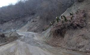 Vozači, oprez: Klizište na bh. putu, saobraća se jednom trakom 