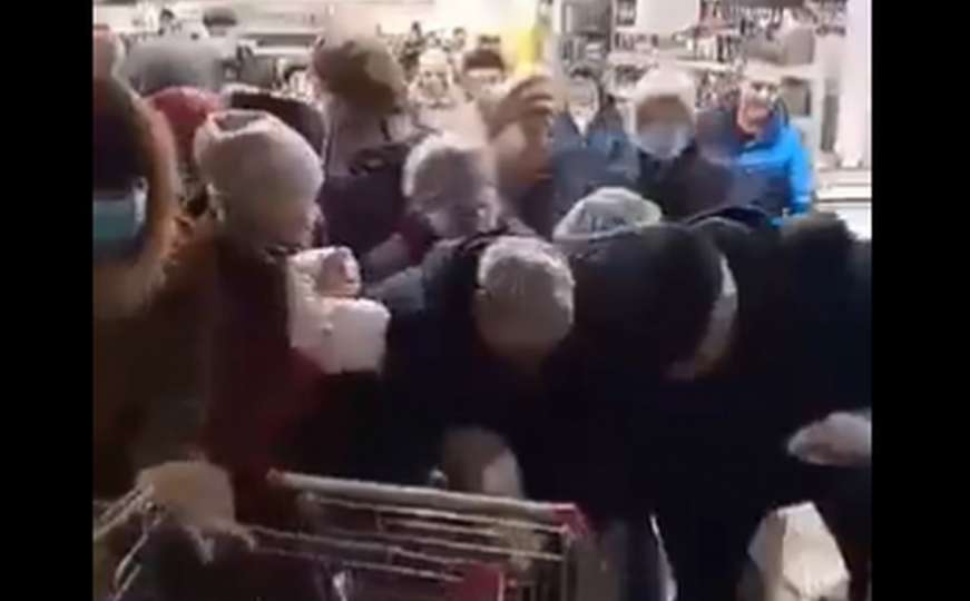 Pogledajte tuču u ruskom supermarketu za vreću šećera: Ljudi su kao životinje...