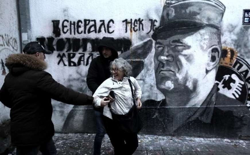 Počelo suđenje Aidi Ćorović zbog bacanja jaja na mural Ratka Mladića