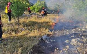 Borba sa vatrenom stihijom: U dva bh. grada vatrogasci spašavali kuće 