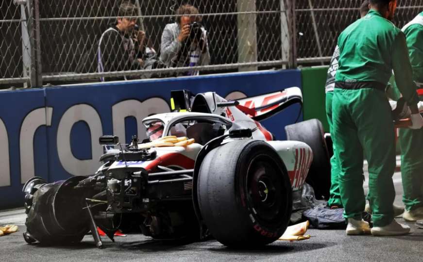 Strašan udes Micka Schumachera u Džedi, bolid Haasa se prepolovio
