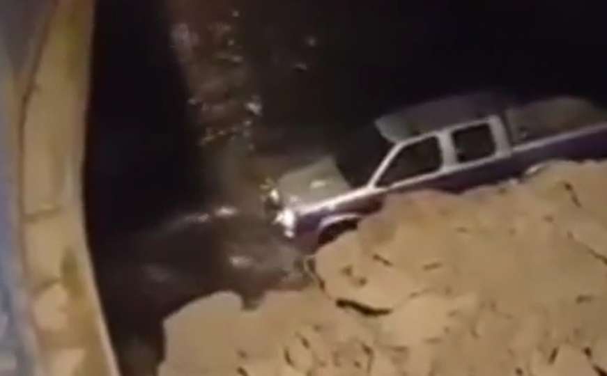 Nevjerovatne scene u BiH: Pogledajte kako muškarac vozi kroz rijeku
